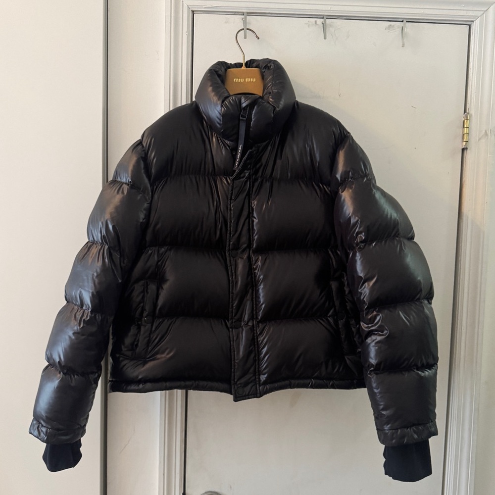 Super Puff Shorty Puffer w Hood - Black Gloss - Aritzia